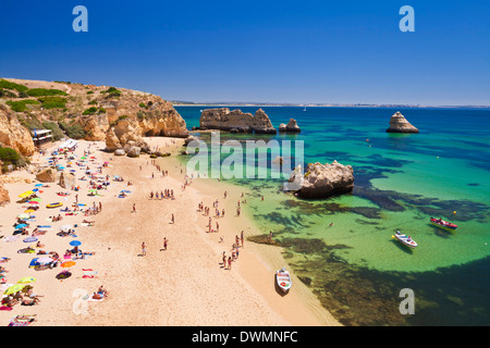 Urlauber, die Sonnenbaden am Praia da Dona Ana, Sandstrand in der Nähe der Ortschaft Lagos, Algarve, Portugal, Europa Stockfoto