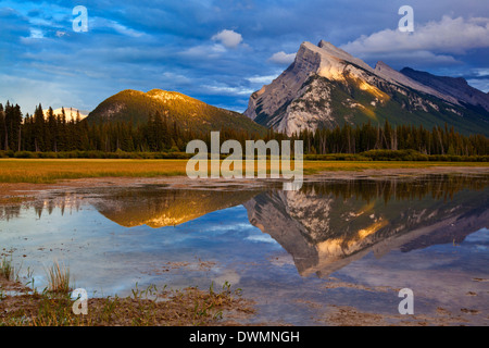 Mount Rundle erhebt sich über Vermillion Seen bei Sonnenuntergang zu fahren, der UNESCO, Alberta, kanadischen Rocky Mountains, Banff Nationalpark, Kanada Stockfoto