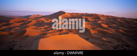 Merzouga und Erg Chebbi Wüste, Tafilalt, Marokko, Nordafrika, Afrika Stockfoto