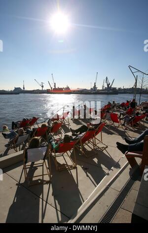Hamburg, Deutschland. 11. März 2014. Besucher der Hafencity genießen Sie die Sonne an Elbe in Hamburg, Deutschland, 11. März 2014. Foto: BODO MARKS/Dpa/Alamy Live-Nachrichten Stockfoto