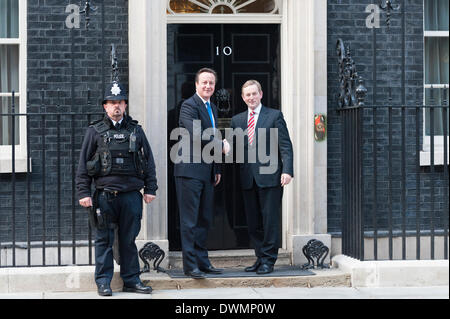 London, UK. 11. März 2014.  Britische Premierminister David Cameron begrüßt irischen Taoiseach Enda Kenny in der Downing Street. Bildnachweis: Lee Thomas/Alamy Live-Nachrichten Stockfoto