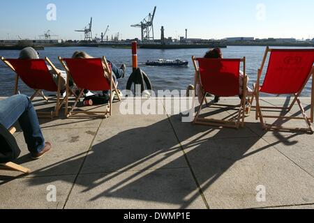 Hamburg, Deutschland. 11. März 2014. Besucher der Hafencity genießen Sie die Sonne an Elbe in Hamburg, Deutschland, 11. März 2014. Foto: BODO MARKS/Dpa/Alamy Live-Nachrichten Stockfoto