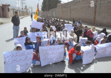 Studenten gehören Hazara Gemeinschaft sind protestieren gegen Balochistan Text Buch Vorstand Offiziere und anspruchsvolle freizugebende Bücher nach Regierungspolitik, während einer Demonstration im Alamdar Straße von Quetta am statt Dienstag, 11. März 2014. Stockfoto