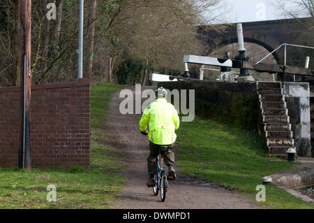 Radfahrer auf Radford Bottom Lock, Grand Union Canal, Radford Semele, Warwickshire, UK Stockfoto