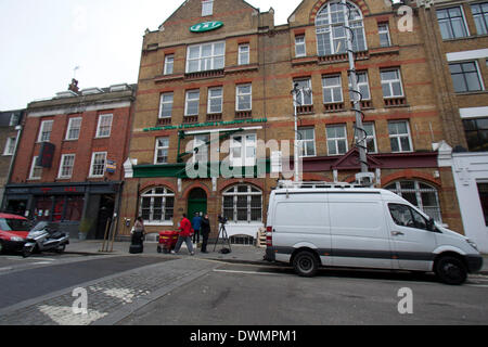 London UK. 11. März 2014. Medien warten vor dem Sitz der Union RMT in London, der Tod des Gewerkschaftsführers Bob Crow im Alter von 52 Jahren verstorbenen von einem Verdacht auf Herzinfarkt Credit: Amer Ghazzal/Alamy Live-Nachrichten Stockfoto