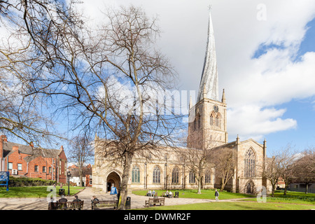 St Mary und All Saints Church mit ihren Schiefen Turm, Chesterfield, Derbyshire, England, UK Stockfoto