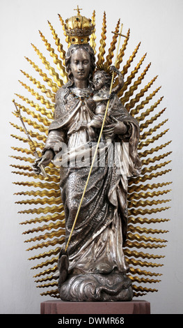 Madonna mit Jesuskind, Statue in Neumnster Stiftskirche in Würzburg am 18. Juli 2013. Stockfoto