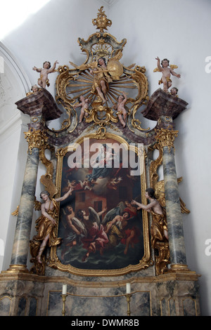 Madonna mit Jesuskind, Altar in der Stiftskirche in Neumünster in Würzburg am 18. Juli 2013. Stockfoto