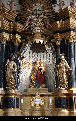 Madonna mit Jesuskind, Altar in der Stiftskirche in Neumünster in Würzburg am 18. Juli 2013. Stockfoto