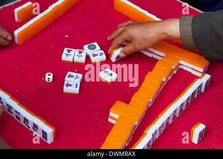 Mahjong-Spieler, Baisha Dorf rund um Lijiang, Yunnan, China, Asien Stockfoto