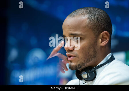 Barcelona, Spanien. 11. März 2014.  Vincent Kompany von Manchester City, steht den Medien auf Pressekonferenz vor der UEFA Champions League Runde der 16 zweite Bein Match gegen den FC Barcelona im Presseraum des Camp Nou Stadion Stockfoto