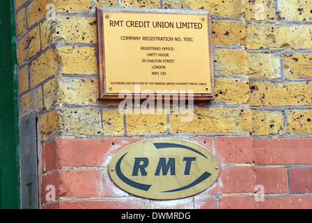 London, UK. 11. März 2014. Schock bei RMT Büros am Tod von Bob Crowe Credit: JOHNNY ARMSTEAD/Alamy Live News Stockfoto