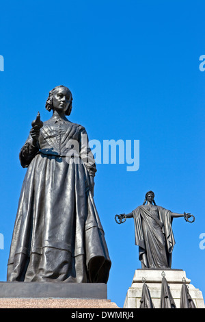 Florence Nightingale-Statue mit dem Krim-Krieg-Denkmal hinter. Befindet sich in Waterloo in London statt. Stockfoto