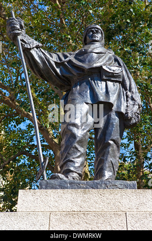 Eine Statue von Polar Explorer Captain Scott befindet sich in Waterloo Place in London. Stockfoto