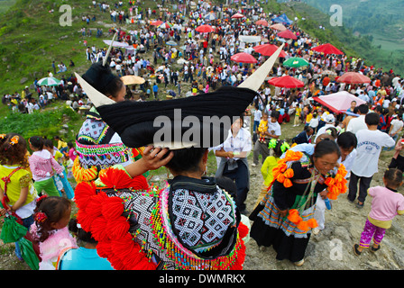 Lange Horn Miao-Mädchen in traditionellen Kostümen feiern Sommerfest, um Zhijian, Guizhou Provinz, China, Asien Stockfoto