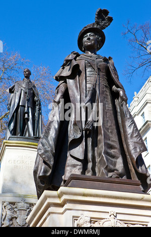 Statuen von der Königinmutter Elizabeth und König George VI befindet sich im Carlton Gardens in der Nähe von The Mall in London. Stockfoto