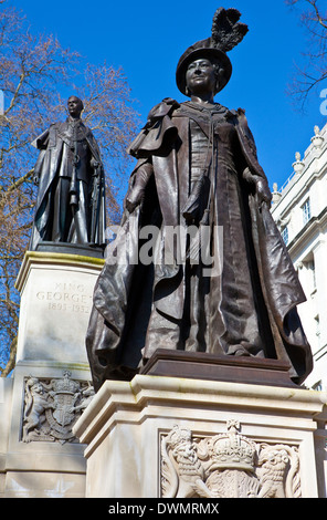 Statuen von der Königinmutter Elizabeth und König George VI befindet sich im Carlton Gardens in der Nähe von The Mall in London. Stockfoto