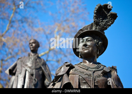 Statuen von der Königinmutter Elizabeth und König George VI befindet sich im Carlton Gardens in der Nähe von The Mall in London. Stockfoto