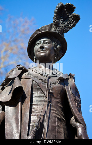 Statue von Elizabeth The Queen Mother befindet sich im Carlton Gardens in der Nähe von The Mall in London. Stockfoto