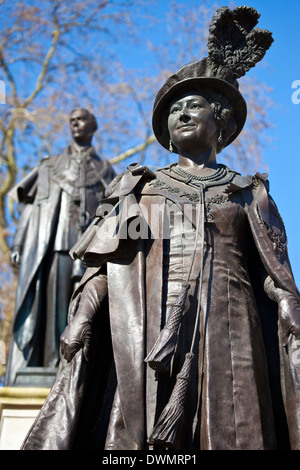 Statuen von der Königinmutter Elizabeth und König George VI befindet sich im Carlton Gardens in der Nähe von The Mall in London. Stockfoto