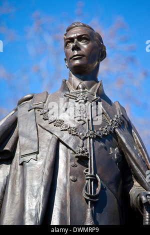 Statue von König George VI befindet sich im Carlton Gardens in der Nähe von The Mall in London. Stockfoto