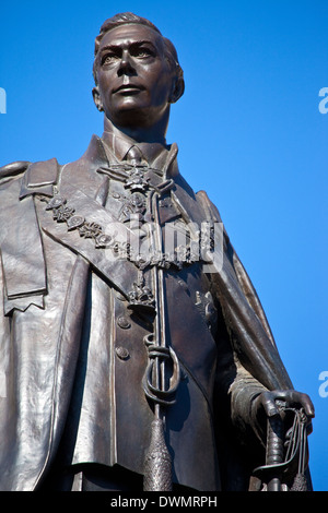 Statue von König George VI befindet sich im Carlton Gardens in der Nähe von The Mall in London. Stockfoto
