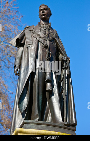 Statue von König George VI befindet sich im Carlton Gardens in der Nähe von The Mall in London. Stockfoto