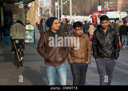 Whitechapel, London, UK. 11. März 2014. Menschen aus verschiedenen ethnischen Hintergründen rund um den Markt auf Whitechapel High Street in East London. Diesem Bereich in den Tower Hamlets ist überwiegend muslimisch mit knapp über 50 % Bangladeshi Herkunft. Dies ist bekannt als eine asiatische und Multi-kulturellen Teil des Londoner East End. Bildnachweis: Michael Kemp/Alamy Live-Nachrichten Stockfoto