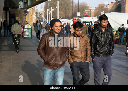 Whitechapel, London, UK. 11. März 2014. Menschen aus verschiedenen ethnischen Hintergründen rund um den Markt auf Whitechapel High Street in East London. Diesem Bereich in den Tower Hamlets ist überwiegend muslimisch mit knapp über 50 % Bangladeshi Herkunft. Dies ist bekannt als eine asiatische und Multi-kulturellen Teil des Londoner East End. Bildnachweis: Michael Kemp/Alamy Live-Nachrichten Stockfoto