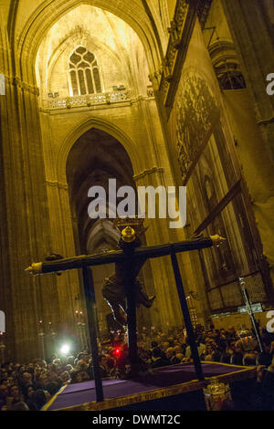 Sevilla, Spanien. 10. März 2014. Sevillas Rat der Bruderschaften feiert Via Crucis mit der Skulptur des Heiligen Christus über den Ablauf der, Zugehörigkeit zu der Bruderschaft namens '' del Museo''. Sevilla, Spanien, 10 März, 2014.Photo: Daniel Gonzalez Acuna/NurPhoto © Daniel Gonzalez Acuna/NurPhoto/ZUMAPRESS.com/Alamy Live-Nachrichten Stockfoto