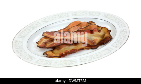 Mehrere Scheiben frisch gekochten dick geschnittenen Speck auf einem alten Glas-Platte. Stockfoto