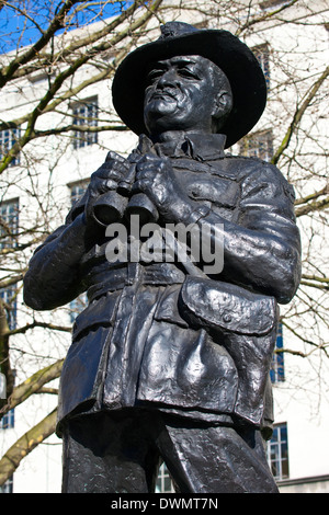 Statue von Feldmarschall William Joseph Slim, 1. Viscount Slim befindet sich in Whitehall, London. Stockfoto