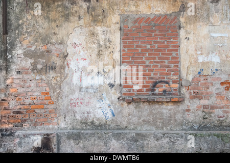 Fenster in einer verwitterten alten Wand zugemauert Stockfoto