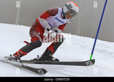 Sotschi, Russland. 11. März 2014. Jochi Roethlisberger Schweiz konkurriert in der Herren Super kombiniert Slalom stehenden Rosa Khutor Alpincenter am Paralympischen Winterspiele in Sotschi 2014, Krasnaya Polyana, Russland, 11. März 2014. : Bildnachweis Jan Woitas/Dpa: Dpa picture-Alliance/Alamy Live News Stockfoto