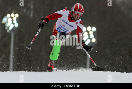 Sotschi, Russland. 11. März 2014. Andrzej Szczesny Polens konkurriert in der Herren Super kombiniert Slalom stehenden Rosa Khutor Alpincenter am Paralympischen Winterspiele in Sotschi 2014, Krasnaya Polyana, Russland, 11. März 2014. : Bildnachweis Jan Woitas/Dpa: Dpa picture-Alliance/Alamy Live News Stockfoto