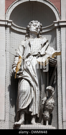 St. Johannes der Evangelist auf die Fassade der Stiftskirche Neumünster in Würzburg Stockfoto