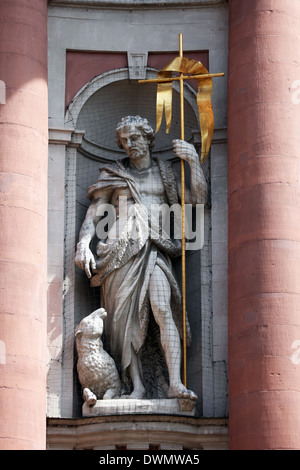 St. Johannes der Täufer auf der Fassade der Stiftskirche Neumünster in Würzburg Stockfoto