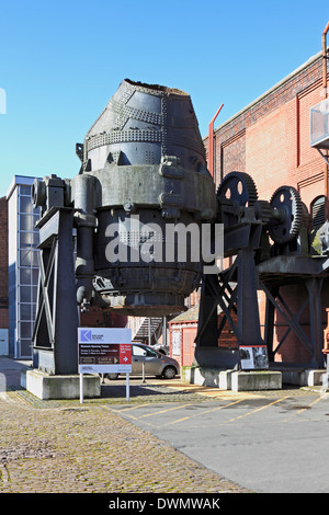 Ein Bessemer Konverter außerhalb Kelham Insel-Museum, Sheffield, South Yorkshire, England, Vereinigtes Königreich. Stockfoto