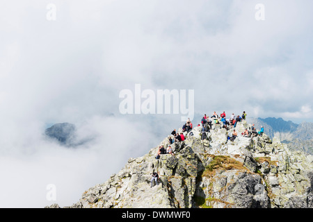 Wanderer am Gipfel des Mount Rysy 2499m, der höchste Punkt in Polen, Zakopane, Karpaten, Polen, Europa Stockfoto