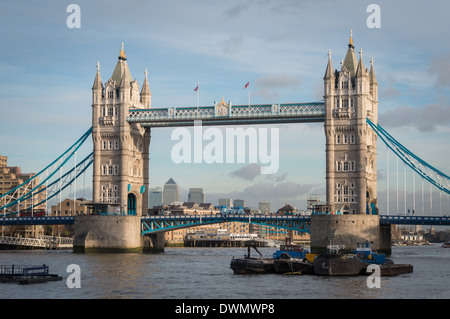 Tower Bridge, London UK mit Canary Wharf im Hintergrund. Stockfoto