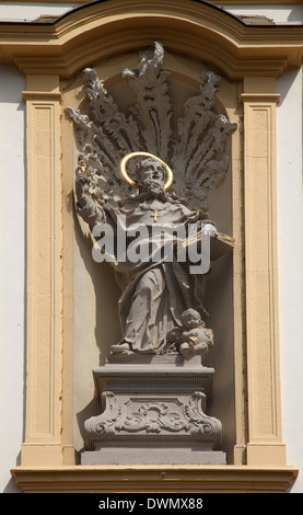 Der Heilige Augustinus an der Fassade der Kirche St. Augustine in Würzburg Stockfoto