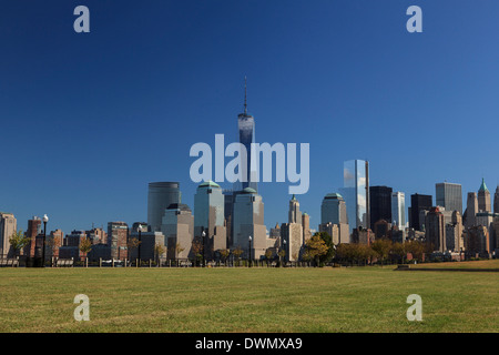 1 World Trade Center Tower und New Yorks Finanzdistrikt gesehen vom Liberty State Park, New York, Vereinigte Staaten von Amerika Stockfoto