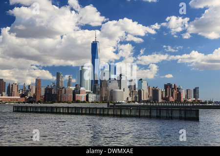 1 World Trade Center Tower und New Yorks Finanzdistrikt gesehen vom Liberty State Park, New York, Vereinigte Staaten von Amerika Stockfoto