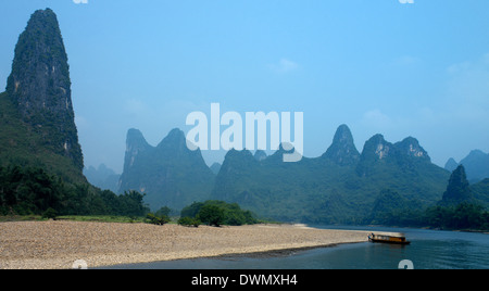 Kalkstein Karst und dem Li-Fluss bei Yangshuo in der Nähe von Guilin in der Provinz Guangxi Zhuang Südchinas. Stockfoto