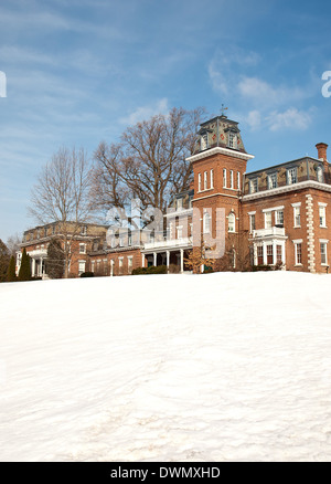 Ziegel-Herrenhaus im Winter Stockfoto