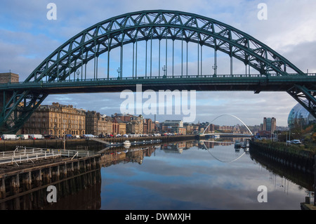 Tyne Bridge umrahmen den Kai Sonntag Morgenmarkt und die Millennium Bridge, River Tyne, Newcastle Upon Tyne, England, UK Stockfoto