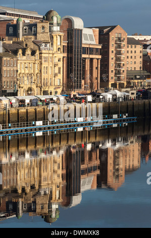 Kai Markt am Sonntagmorgen, Recht Gerichtsgebäude hinter Fluss Tyne, Newcastle Upon Tyne, Tyne and Wear, England, UK Stockfoto