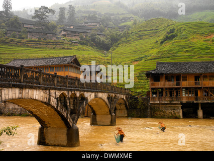 Fischer in einem Fluss bei Longsheng in der Nähe von Guilin, Guangxi Zhuang Region der Volksrepublik China. Stockfoto