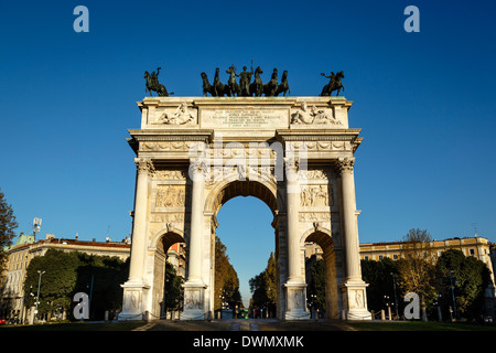 Der Bogen des Friedens (Arco della Pace), im Sempione Park, Mailand, Lombardei, Italien, Europa Stockfoto