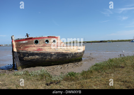 Alte verlassene hölzernes Boot auf dem Fluss Erz, in der Nähe von Orford Quay, Suffolk Stockfoto